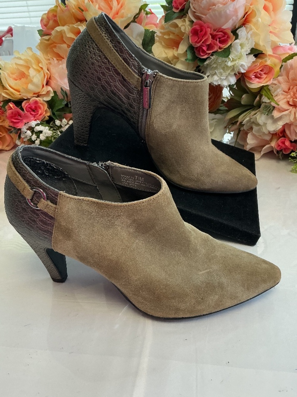 Bandolino Taupe Leather Pointed Toe Ankle Booties Embossed Heel Side Zip 7.5M